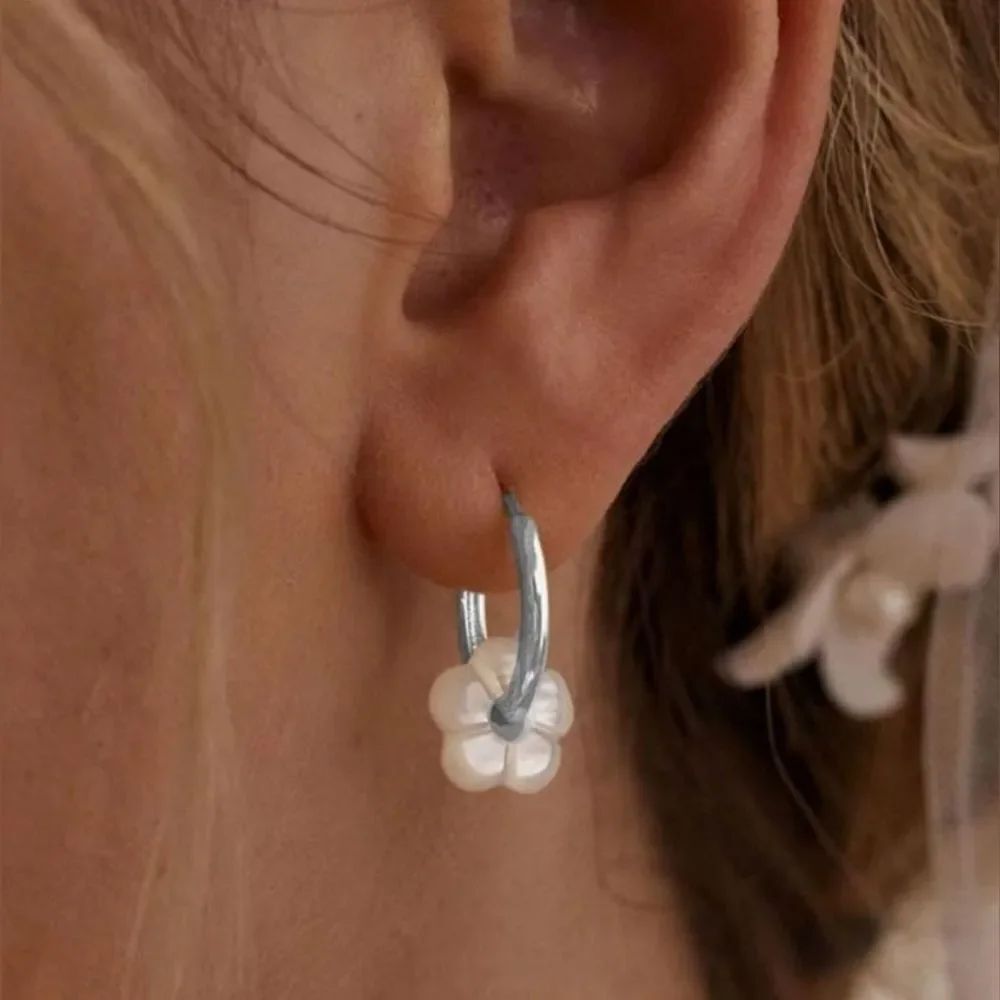 ☔️🔸️⏭️White Faux Mother of Pearl Daisy 14k White Gold Plated Hoop Earrings